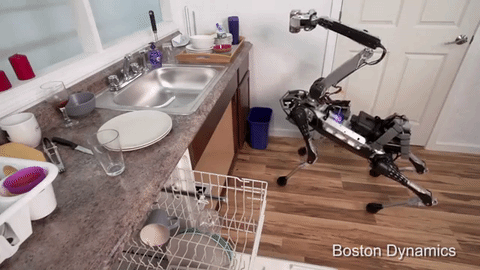 把廢棄的易拉罐丟進垃圾箱