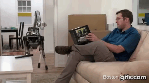 拿冰凍啤酒遞給主人.